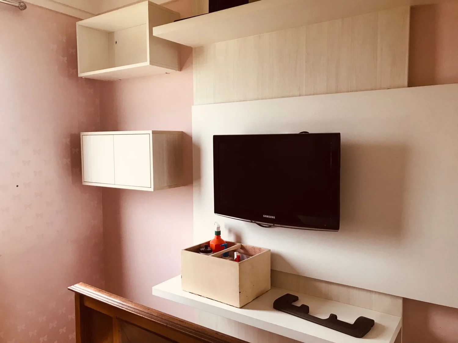 TV fixada em painel com nichos, em serviço de montagem de Anderson