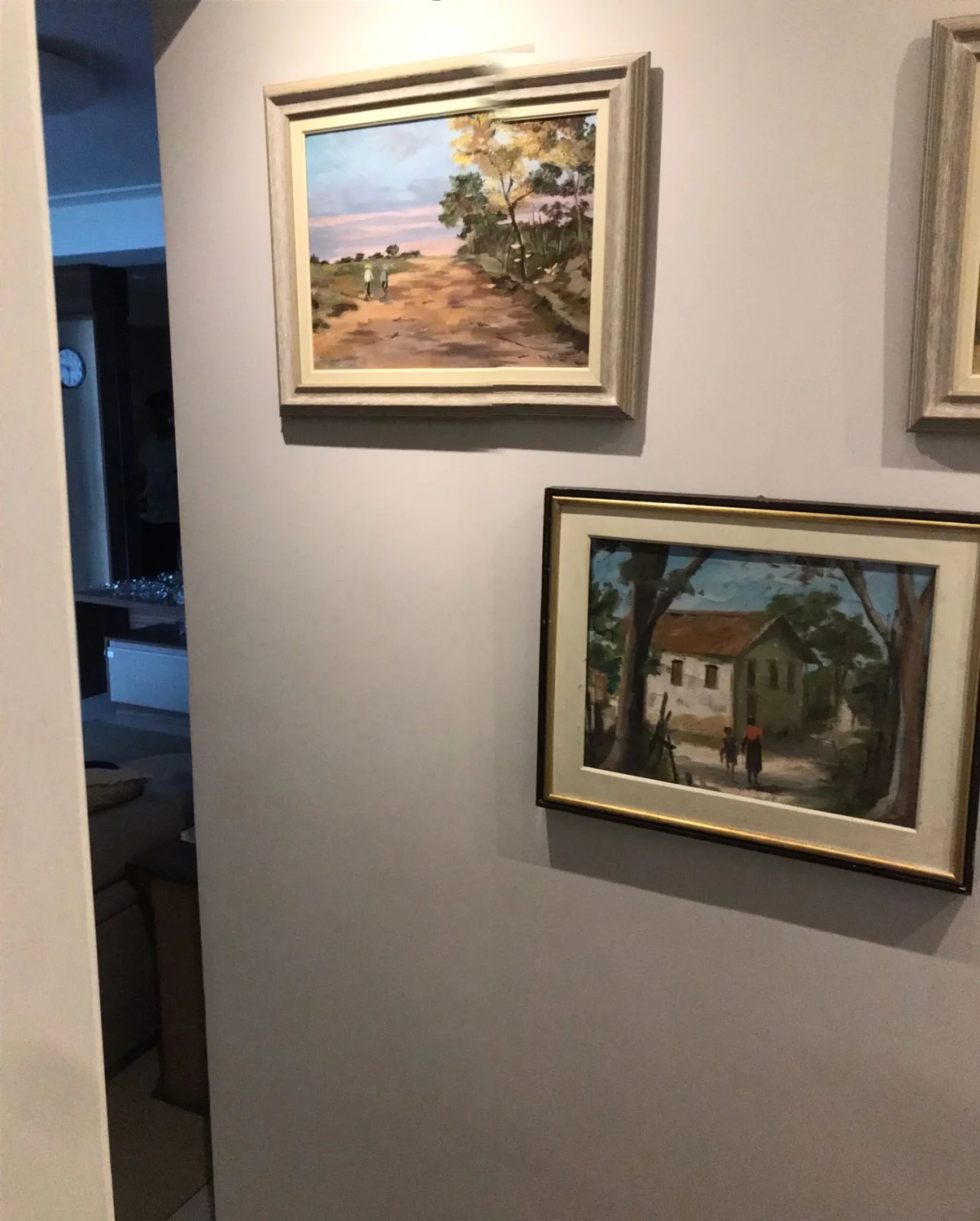 Prateleiras, quadros e cabeceiras — foto de serviço