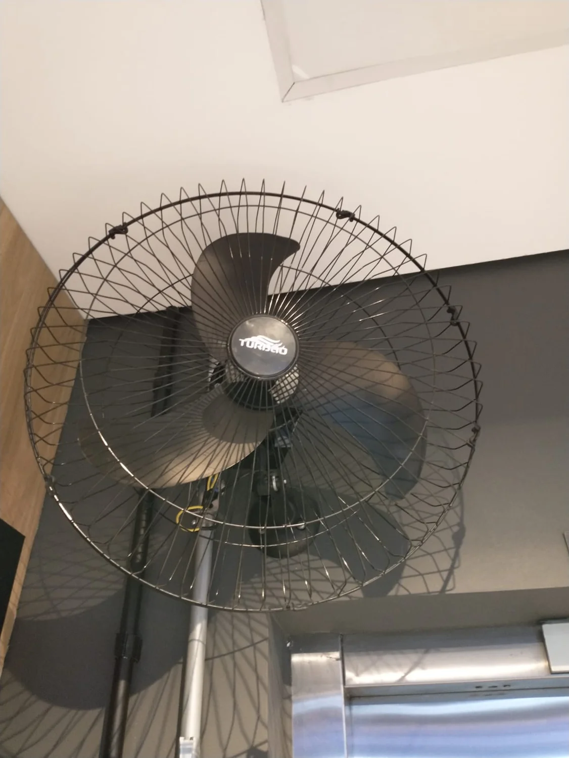 Ventiladores de teto e parede — foto de serviço